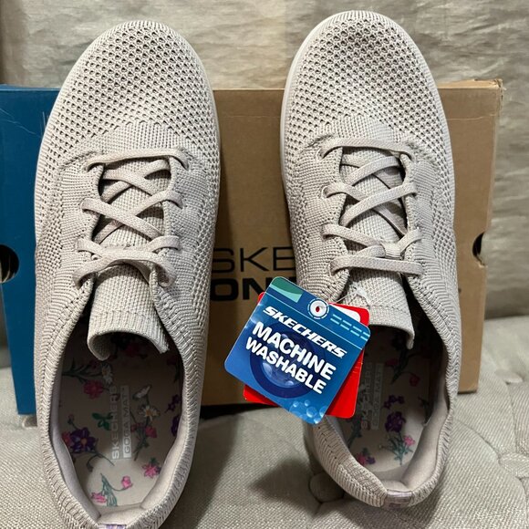 Sketchers women's sneakers in 9.5 - New in Box - Picture 6 of 10